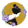 Illustration geisha de profil en kimono noir avec chignon décoré de rubans violets, entourée de pivoines violettes et de feuilles turquoise, fond doré. Style art japonais traditionnel.