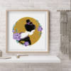 Affiche murale japonaise : geisha de profil en kimono noir avec chignon orné de rubans violets, entourée de pivoines violettes et de feuilles turquoise, fond doré. Style estampe traditionnelle.