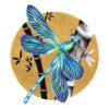 Illustration style japonais : libellule aux ailes bleues turquoise et vert émeraude posée sur des tiges de bambou noires et blanches, feuilles noires en arrière-plan, fond doré. Art naturel et élégant.