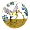 Illustration style japonais : oiseau aux ailes blanches, grises et jaunes déployées, fleurs bleues avec centres dorés, branches dorées sinueuses, fond doré texturé. Art naturel et poétique.