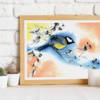 Affiche murale d'une mésange charbonnière sur une branche avec des baies, style aquarelle et encre, fond bleu et orange pastel, décoration naturelle