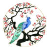 Illustration style japonais : paon bleu aux reflets turquoise, perché sur un arbre aux feuilles roses, vertes et dorées, fond blanc encadré d’un cercle doré. Art animalier asiatique.