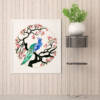 Affiche murale japonaise : paon bleu aux reflets turquoise, perché sur un arbre aux feuilles roses, vertes et dorées, fond blanc encadré d’un cercle doré. Style estampe animale asiatique.