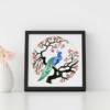 Affiche murale japonaise : paon bleu aux reflets turquoise, perché sur un arbre aux feuilles roses, vertes et dorées, fond blanc encadré d’un cercle doré. Style estampe animale asiatique.