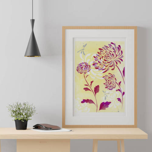 Serigraphie-chrysanthemes-violets_mockup-affiche Sérigraphie - Chrysanthèmes et libellules (jaune et violet)