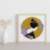 Affiche murale japonaise : geisha de profil en kimono noir avec chignon orné de rubans violets, entourée de pivoines violettes et de feuilles turquoise, fond doré. Style estampe traditionnelle.