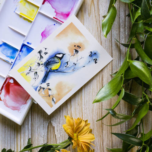 Carte illustrée d'une mésange charbonnière sur une branche avec des baies, style aquarelle et encre, fond bleu et orange pastel