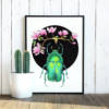 Affiche murale Scarabée et magnolias 3 Affiche murale d'un scarabée vert émeraude entouré de fleurs de magnolia roses, fond noir, style coloré et précis, décoration naturelle