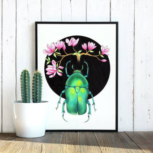 Affiche murale Scarabée et magnolias 3 Affiche murale d'un scarabée vert émeraude entouré de fleurs de magnolia roses, fond noir, style coloré et précis, décoration naturelle