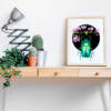 Affiche murale Scarabée et magnolias 4 Affiche murale d'un scarabée vert émeraude entouré de fleurs de magnolia roses, fond noir, style coloré et précis, décoration naturelle