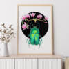 Affiche murale Scarabée et magnolias 2 Affiche murale d'un scarabée vert émeraude entouré de fleurs de magnolia roses, fond noir, style coloré et précis, décoration naturelle