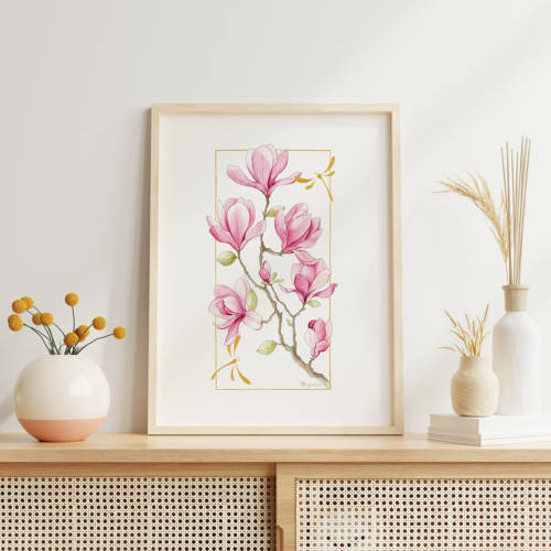 Affiche murale Ikebana Magnolias 1 Affiche murale illustrée d'une branche de magnolias roses en aquarelle, fond blanc, cadre doré, style floral délicat
