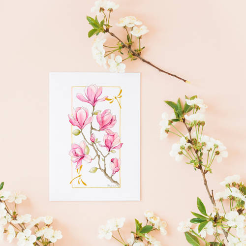 Carte illustrée d'une branche de magnolias roses en aquarelle, fond blanc, cadre doré, style floral délicat