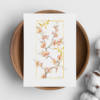 Carte illustrée de fleurs de cerisier roses (sakura) et libellules dorées, style aquarelle, fond blanc, décoration zen japonaise