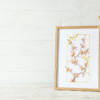Affiche murale de fleurs de cerisier roses (sakura) et libellules dorées, style aquarelle, fond blanc, décoration zen japonaise