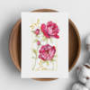 Carte illustrée de pivoines roses et rouges en aquarelle, fond blanc, cadre doré, style floral vibrant