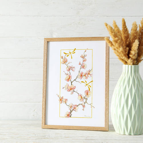 Affiche murale Ikebana Sakura 1 Affiche murale de fleurs de cerisier roses (sakura) et libellules dorées, style aquarelle, fond blanc, décoration zen japonaise