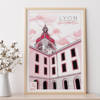 Affiche murale illustrée du Grand Hôtel-Dieu de Lyon avec une tour rose à toiture rouge, des fenêtres noires et des nuages décoratifs roses sur fond clair