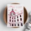 Carte illustrée Grand Hôtel Dieu Lyon Praline 1 Illustration du Grand Hôtel-Dieu de Lyon, collection Lyon Praline, avec une tour rose inspirée de la praline lyonnaise et des nuages ornementaux style japonais