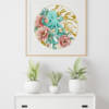 Affiche murale d'un poulpe turquoise entouré de pivoines roses et de motifs japonais dorés, style aquarelle, fond blanc, décoration marine et florale