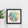 Affiche murale d'un poulpe turquoise entouré de pivoines roses et de motifs japonais dorés, style aquarelle, fond blanc, décoration marine et florale