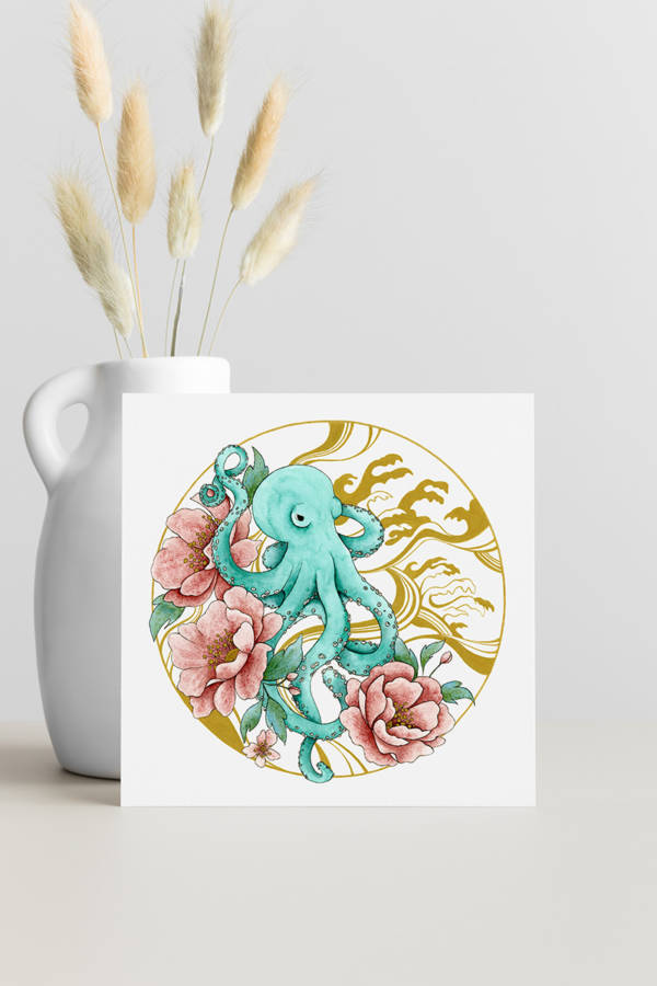 Carte illustrée d'un poulpe turquoise entouré de pivoines roses et de motifs japonais dorés, style aquarelle, fond blanc
