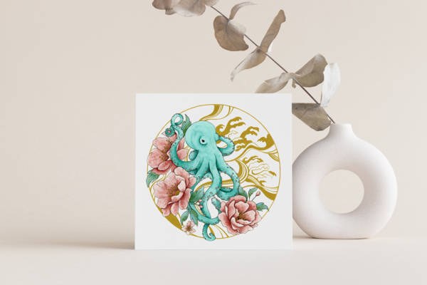Carte illustrée d'un poulpe turquoise entouré de pivoines roses et de motifs japonais dorés, style aquarelle, fond blanc