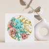 Carte illustrée d'un poulpe turquoise entouré de pivoines roses et de motifs japonais dorés, style aquarelle, fond blanc