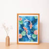 Affiche murale Carpes aux nénuphars 3 Affiche murale de carpes koï rouges et blanches parmi des nénuphars verts et des lotus roses, style aquarelle, fond bleu texturé, décoration zen