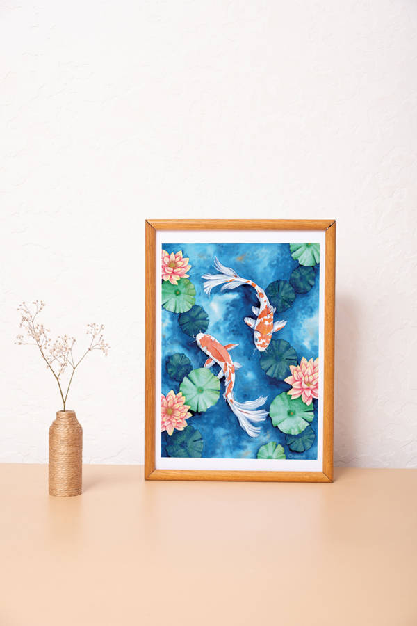 Affiche murale Carpes aux nénuphars 3 Affiche murale de carpes koï rouges et blanches parmi des nénuphars verts et des lotus roses, style aquarelle, fond bleu texturé, décoration zen