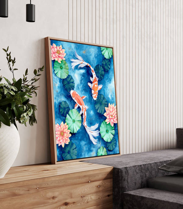 Affiche murale Carpes aux nénuphars 2 Affiche murale de carpes koï rouges et blanches parmi des nénuphars verts et des lotus roses, style aquarelle, fond bleu texturé, décoration zen