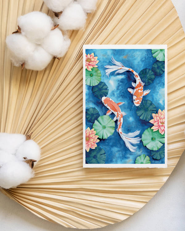 Carte illustrée de deux carpes koï rouges et blanches nageant parmi des nénuphars verts et des lotus roses, style aquarelle, fond bleu