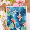 Carte illustrée de deux carpes koï rouges et blanches nageant parmi des nénuphars verts et des lotus roses, style aquarelle, fond bleu