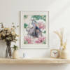 Affiche murale Héron bleu et magnolias 1 Affiche murale d'un héron aux plumes bleutées et grises entouré de magnolias roses et de motifs asiatiques, style aquarelle, fond blanc, décoration florale