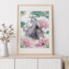 Affiche murale Héron bleu et magnolias 4 Affiche murale d'un héron aux plumes bleutées et grises entouré de magnolias roses et de motifs asiatiques, style aquarelle, fond blanc, décoration florale