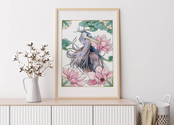Affiche murale Héron bleu et magnolias 4 Affiche murale d'un héron aux plumes bleutées et grises entouré de magnolias roses et de motifs asiatiques, style aquarelle, fond blanc, décoration florale