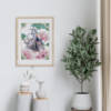 Affiche murale Héron bleu et magnolias 3 Affiche murale d'un héron aux plumes bleutées et grises entouré de magnolias roses et de motifs asiatiques, style aquarelle, fond blanc, décoration florale
