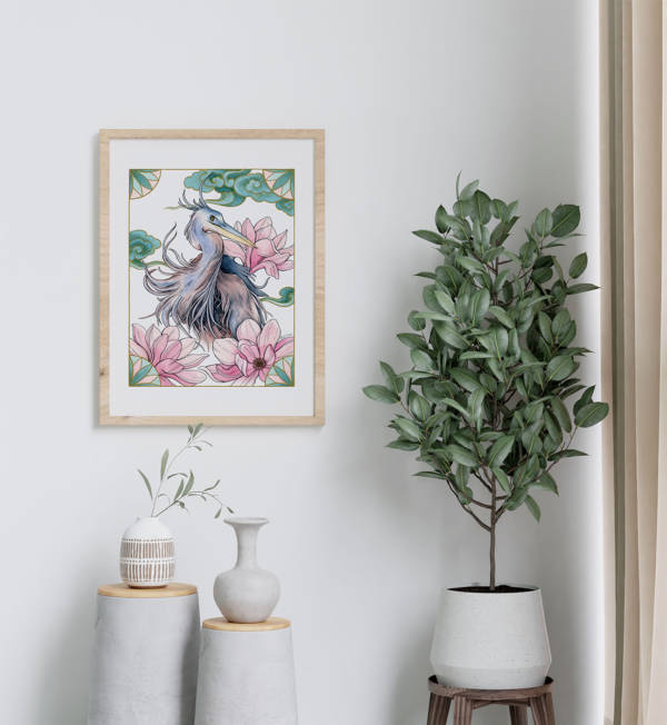 Affiche murale Héron bleu et magnolias 3 Affiche murale d'un héron aux plumes bleutées et grises entouré de magnolias roses et de motifs asiatiques, style aquarelle, fond blanc, décoration florale