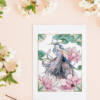 Carte illustrée Héron bleu et magnolias 5 Carte illustrée d'un héron aux plumes bleutées et grises entouré de magnolias roses et de motifs asiatiques, style aquarelle, fond blanc