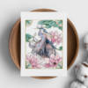 Carte illustrée Héron bleu et magnolias 4 Carte illustrée d'un héron aux plumes bleutées et grises entouré de magnolias roses et de motifs asiatiques, style aquarelle, fond blanc